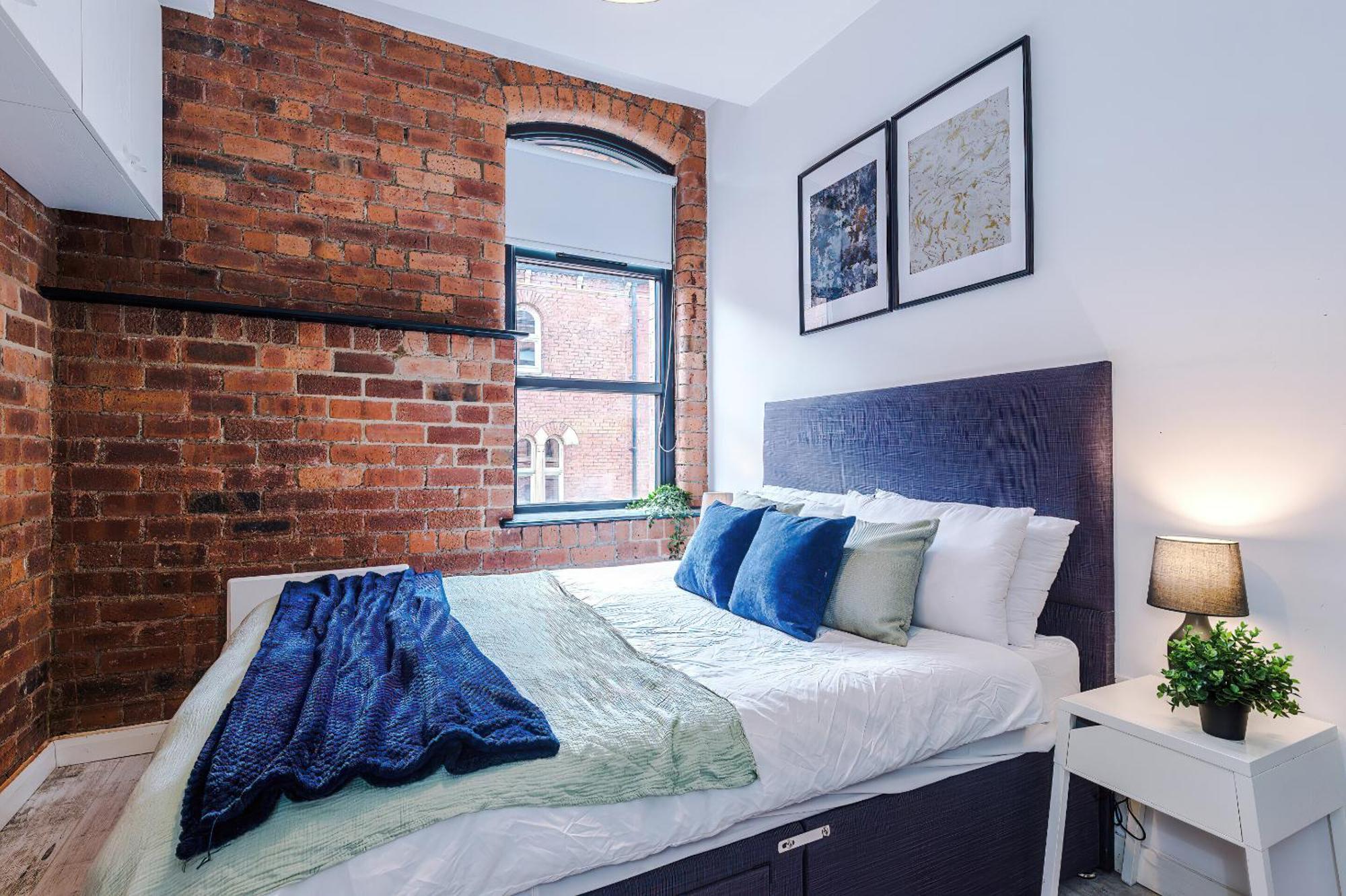 2 King Beds With Corner View. Manhattan Loft Apartment Leeds  Room photo