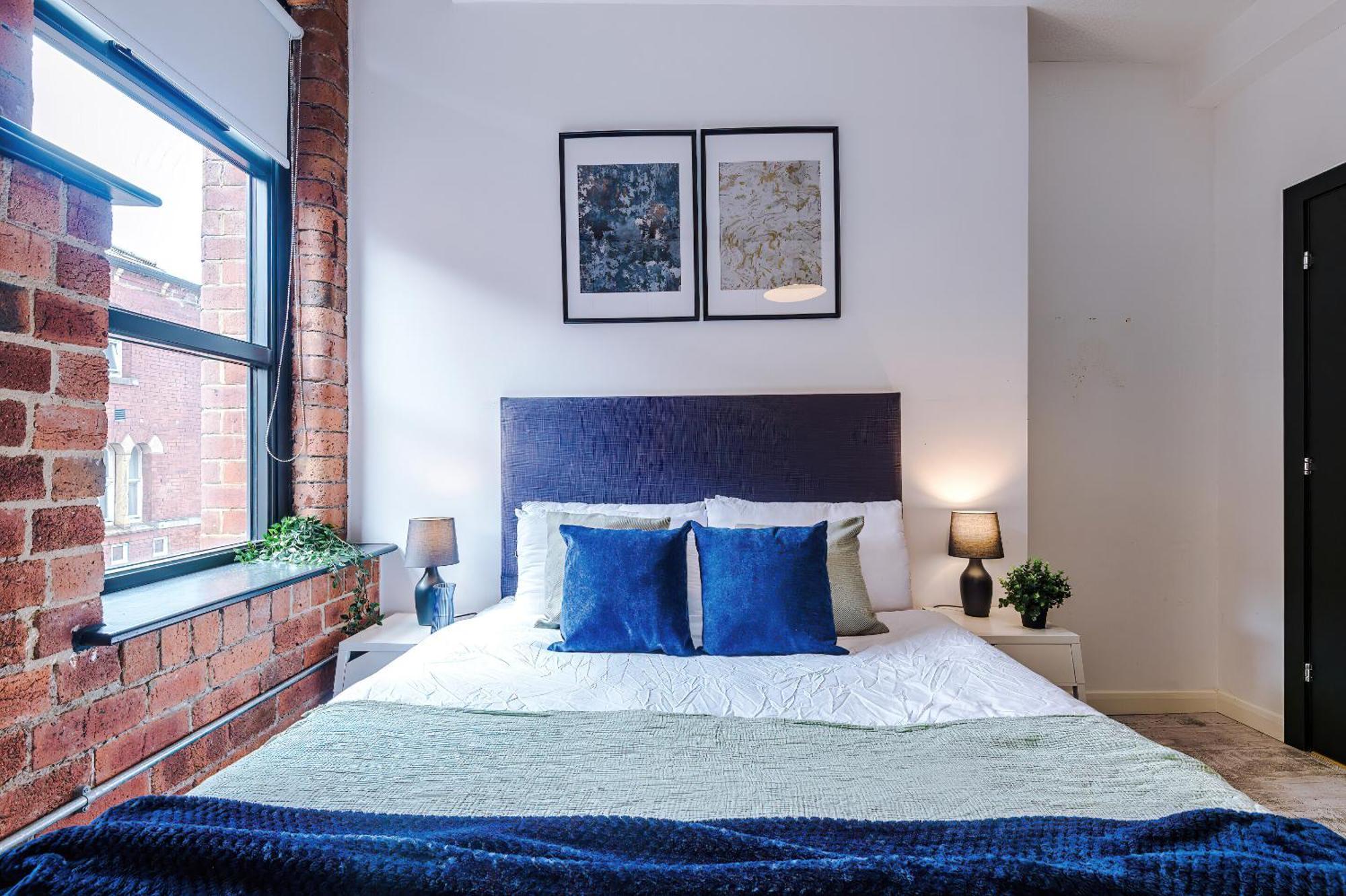 2 King Beds With Corner View. Manhattan Loft Apartment Leeds  Room photo